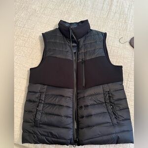 Men’s Tumi down vest. Like new!